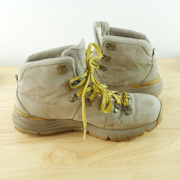 Danner Mountain 600‎ 4.5” Rich Tan Nubuck 62249 Hiking Boots Men’s 9.5 D Outdoor